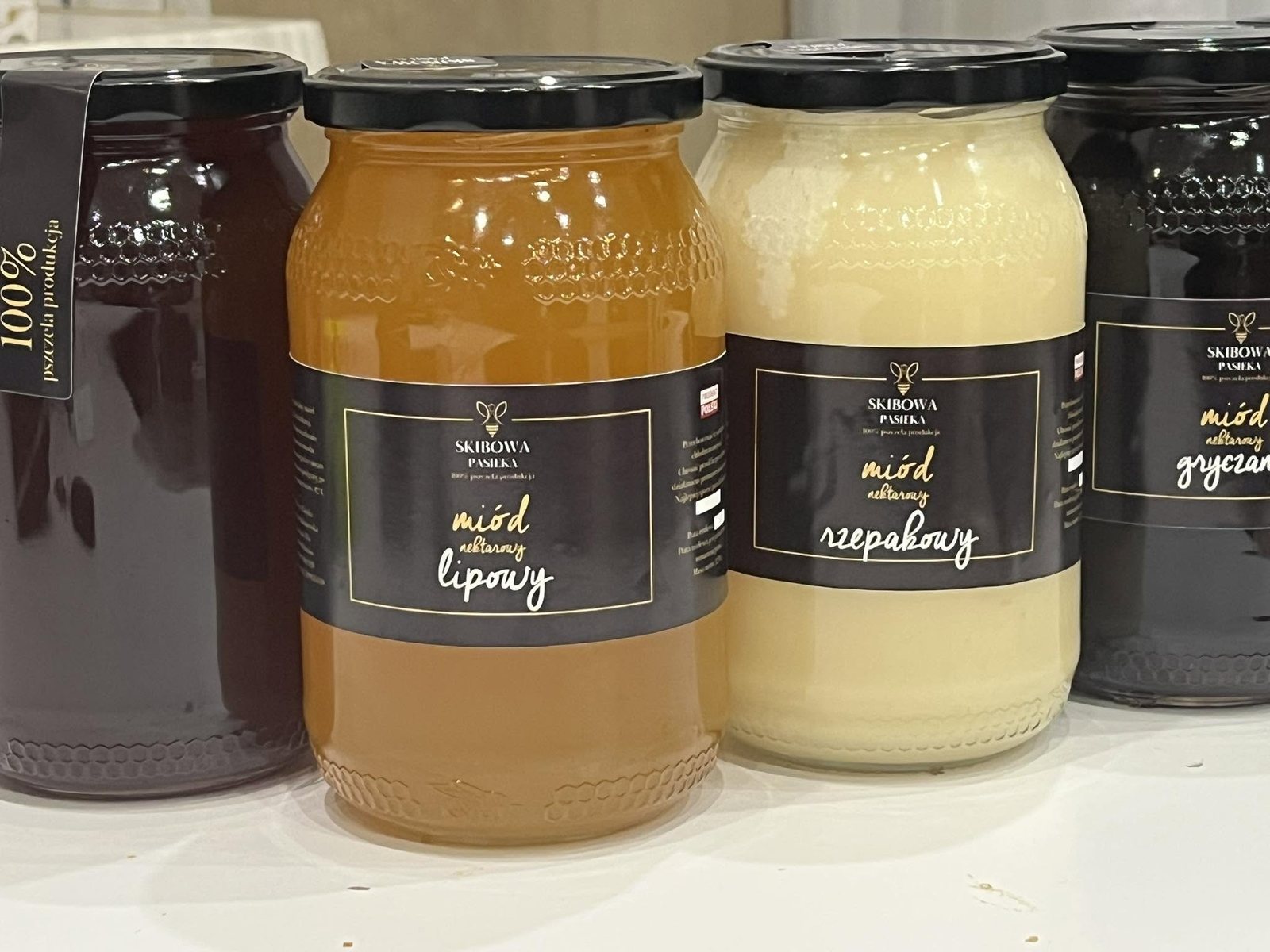 Różne miody Skibowej Pasieki w słoikach